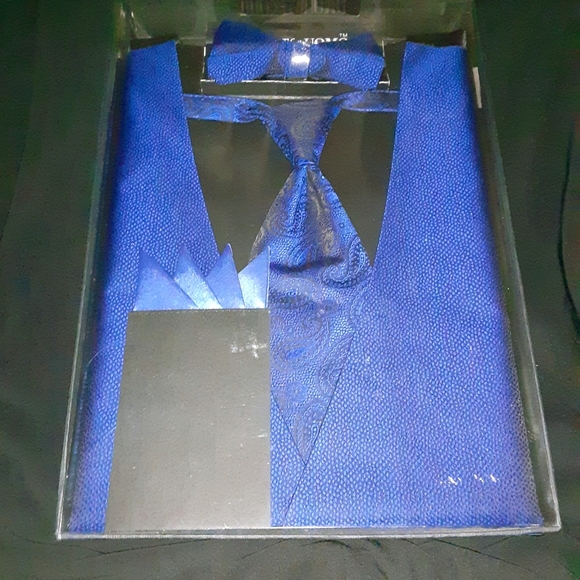 Boxed Gift set Pronto Uomo Vest, Tie, Bowtie, Faux Pocket Hankie Set - Picture 5 of 16